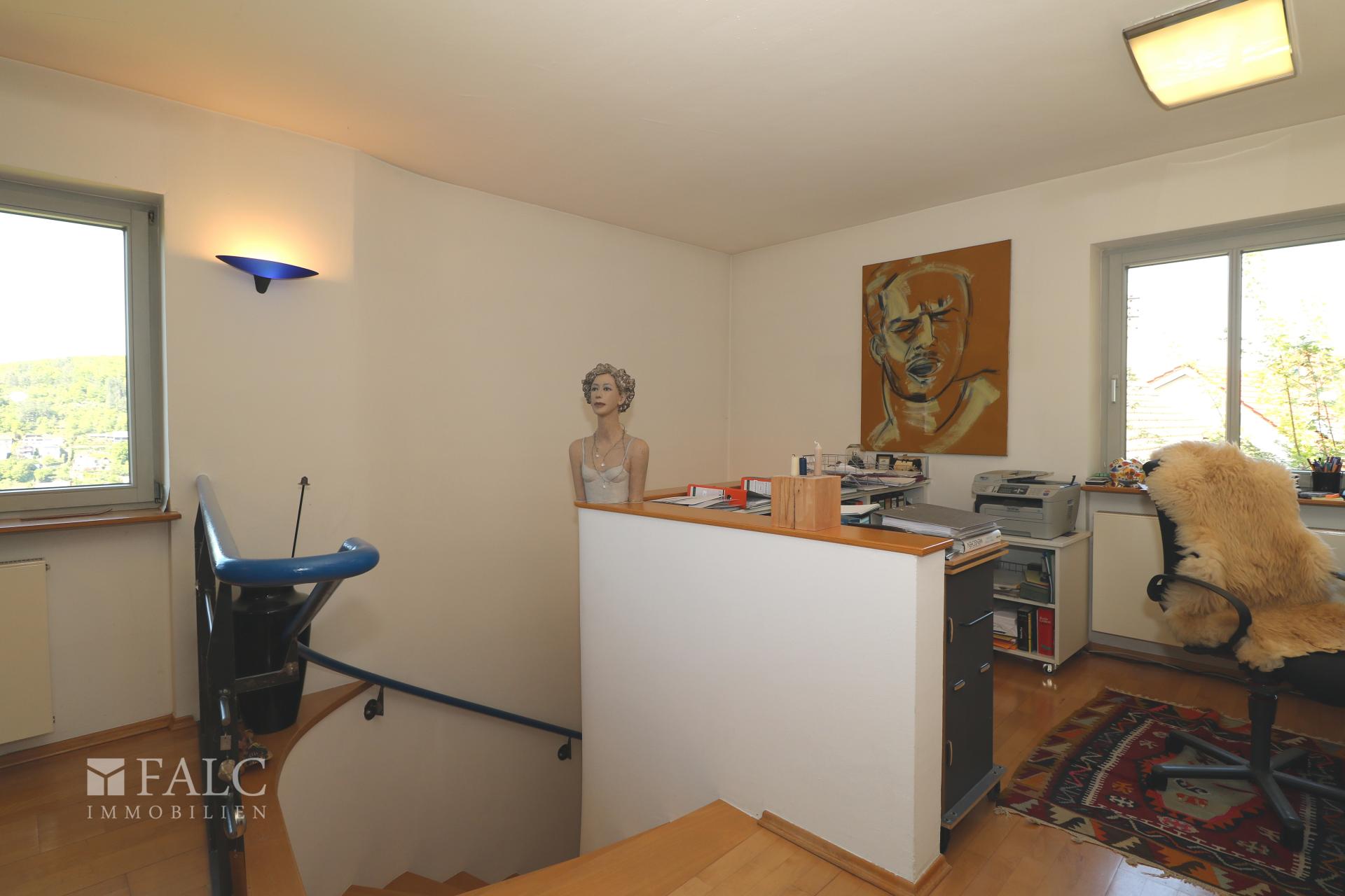 EG Treppe/Büro
